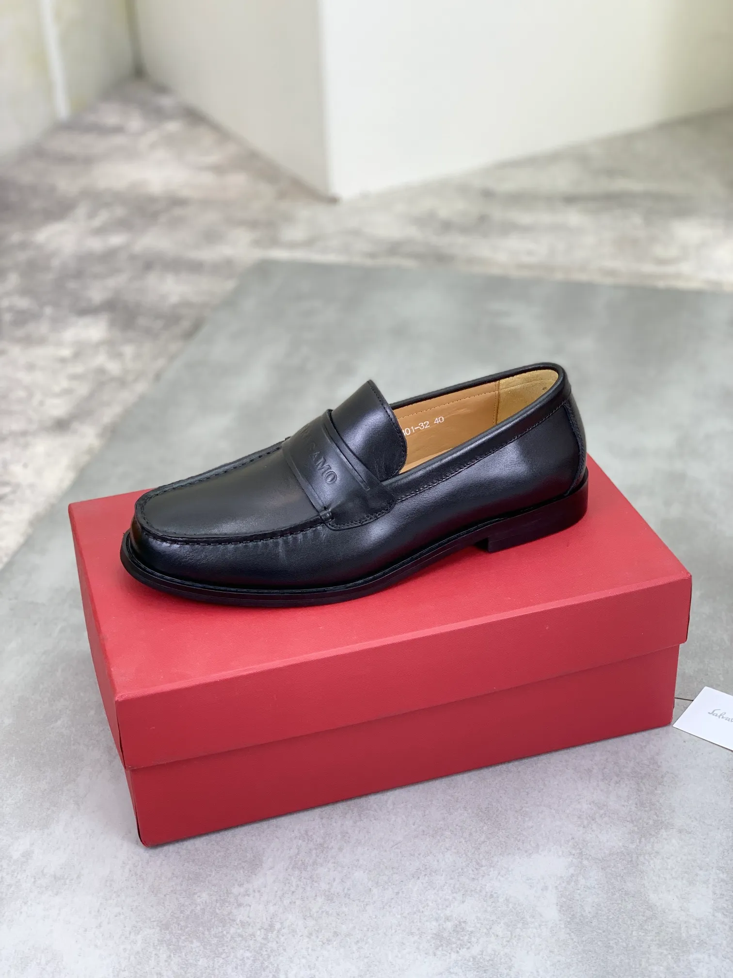 Men's Men's Shoes 💰P460💰[New Style] Water-dyed Niuli 🆘[Salvatore Ferragamo] Ferragamo's latest casual business leather shoes for men! Available at counters simultaneously! The fabric is made of specially imported original calfskin, the lining is made of imported water-dyed cowhide, and the original combination outsole is absolutely luxurious and leads the fashion trend. Matching code: 38-45; 2️⃣ colors available